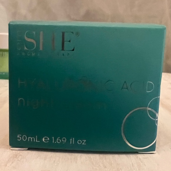 OM SHE Aromatherapy Hyaluronic Acid Night Cream - Picture 3 of 6